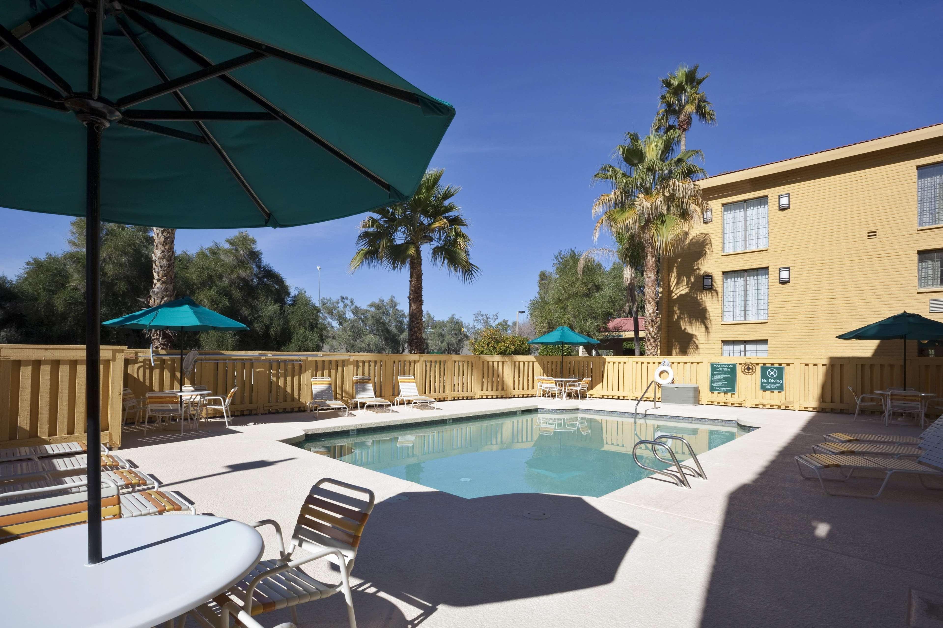 La Quinta Inn By Wyndham Phoenix Sky Harbor Airport Tempe Exterior photo