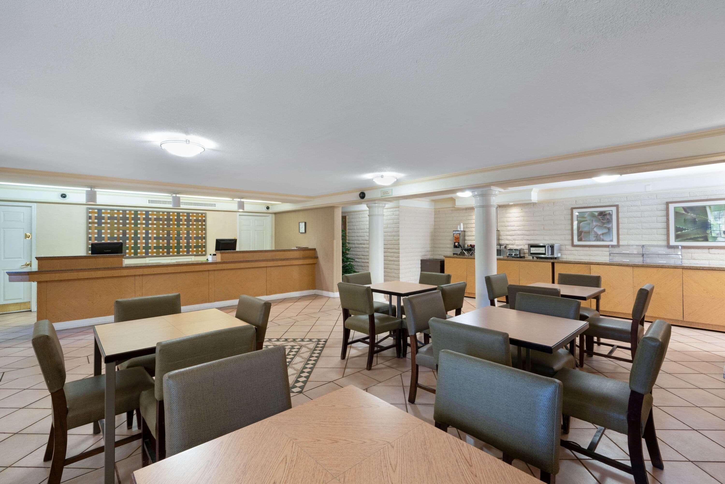 La Quinta Inn By Wyndham Phoenix Sky Harbor Airport Tempe Exterior photo